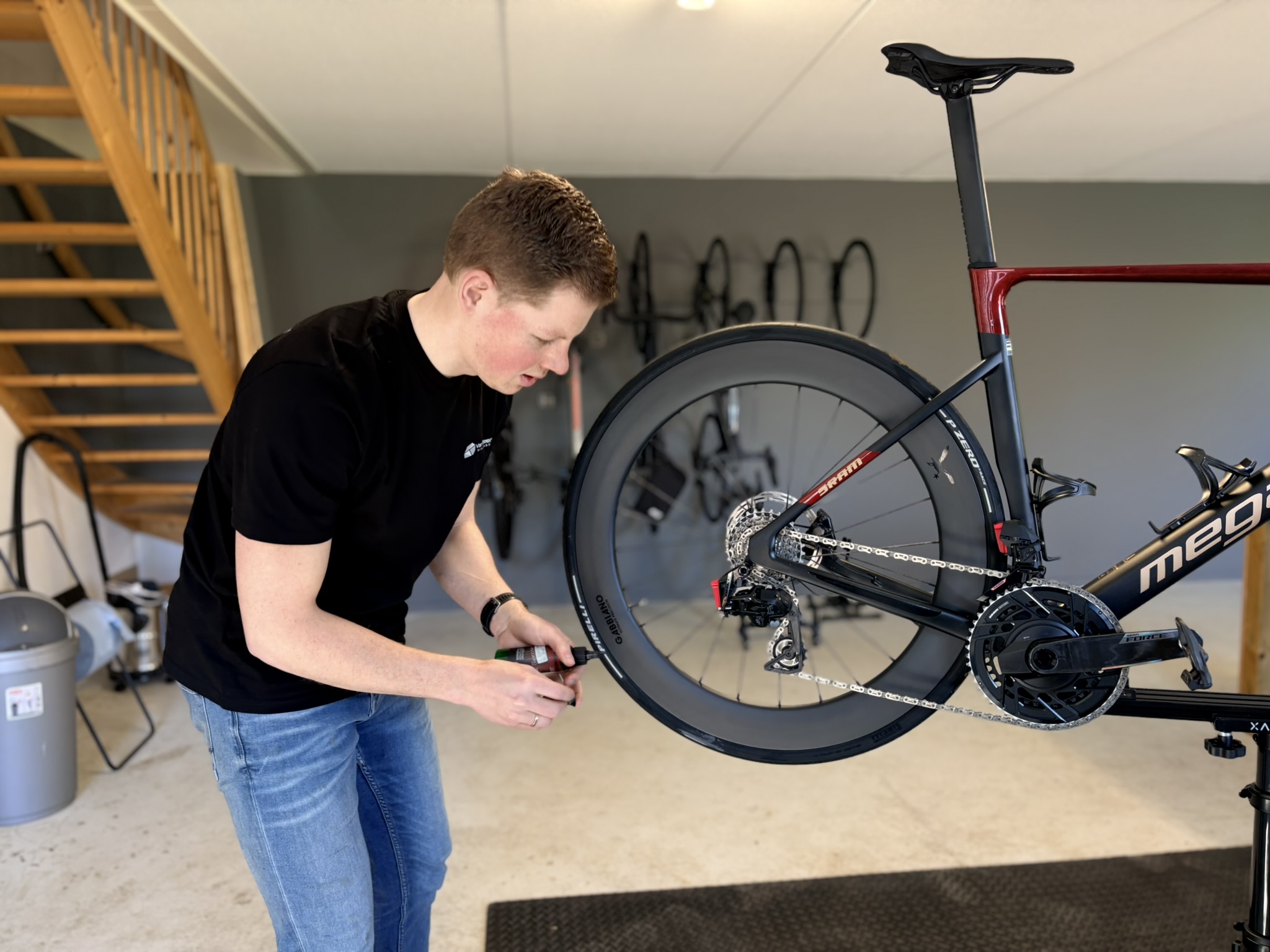 Marnix van Steensel aan het werk in de werkplaats