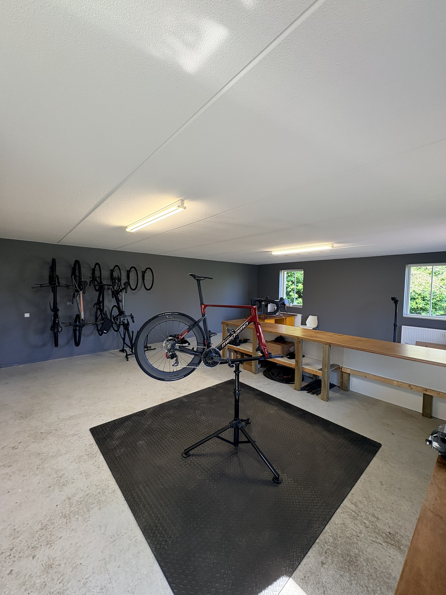 Werkplaats Van Steensel Wielersport — fiets op montagestandaard